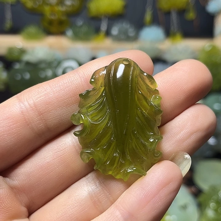 蛇纹石玉未镶嵌颈饰