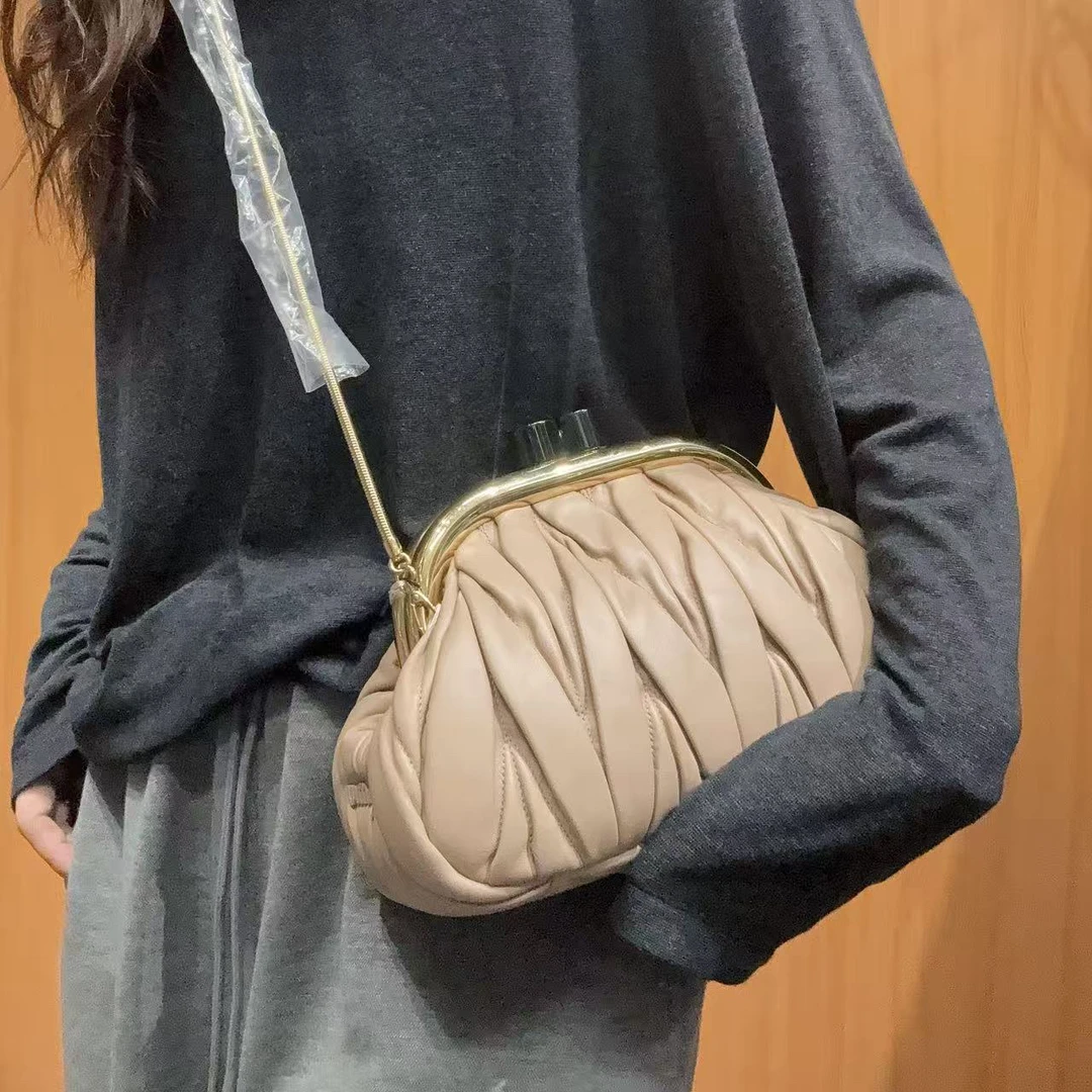 95新 MIU MIU/缪缪 【福利】【蕾】 68 0959 褶皱斜挎包