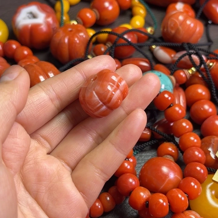 颈饰琉璃石**王琉璃…………