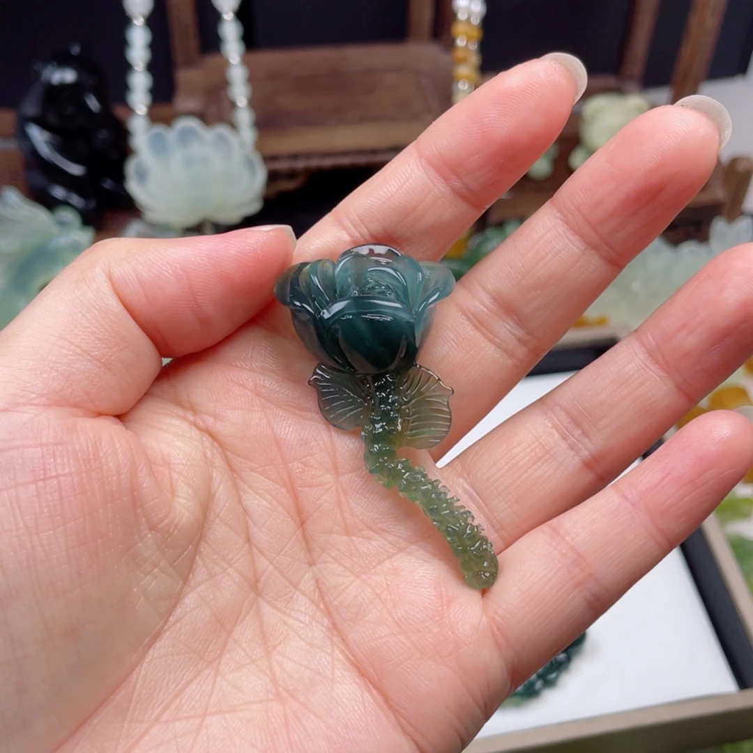 蛇纹石玉未镶嵌颈饰小****士