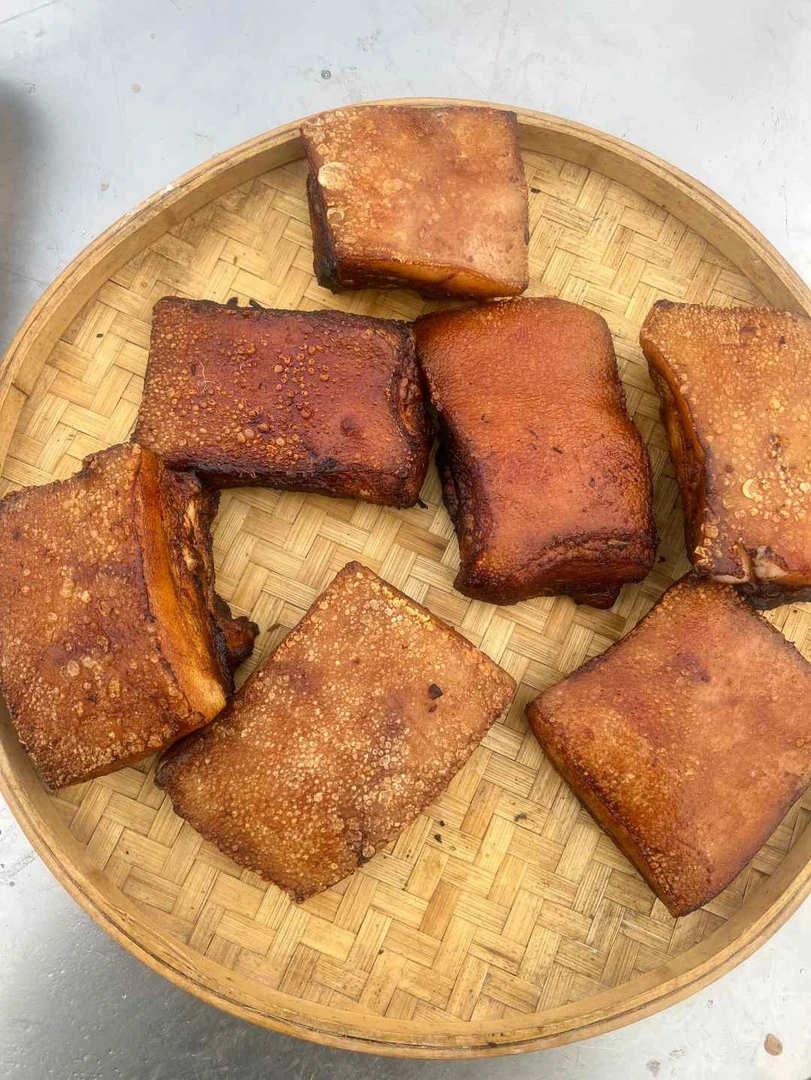 地锅年货节柴火地锅黑猪肉酥肉莲夹