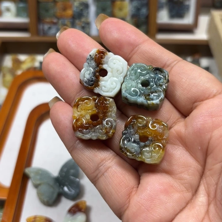 小***只蛇纹石玉未镶嵌颈饰