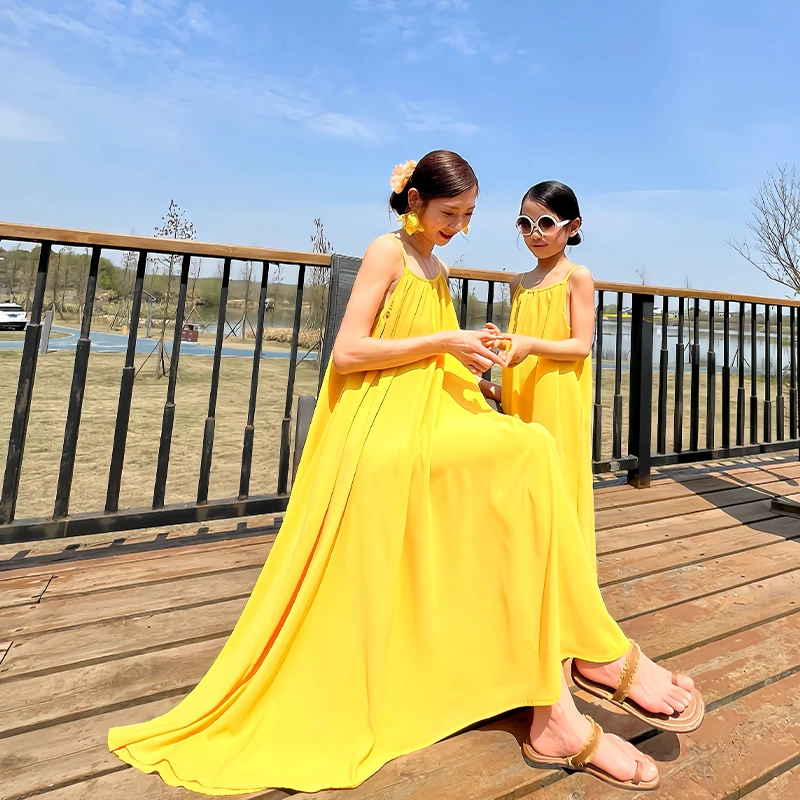 三亚海边度假沙滩裙子波西米亚出游亲子装母女吊带宽松黄色连衣裙