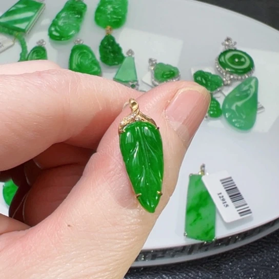 颈饰18K金镶嵌翡翠