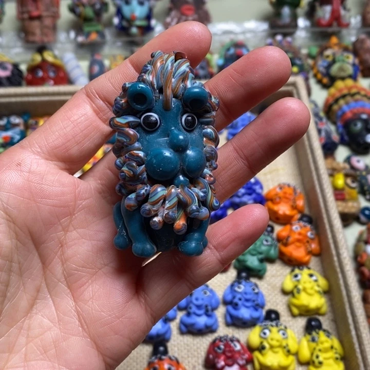 琉璃颈饰大狮子一个