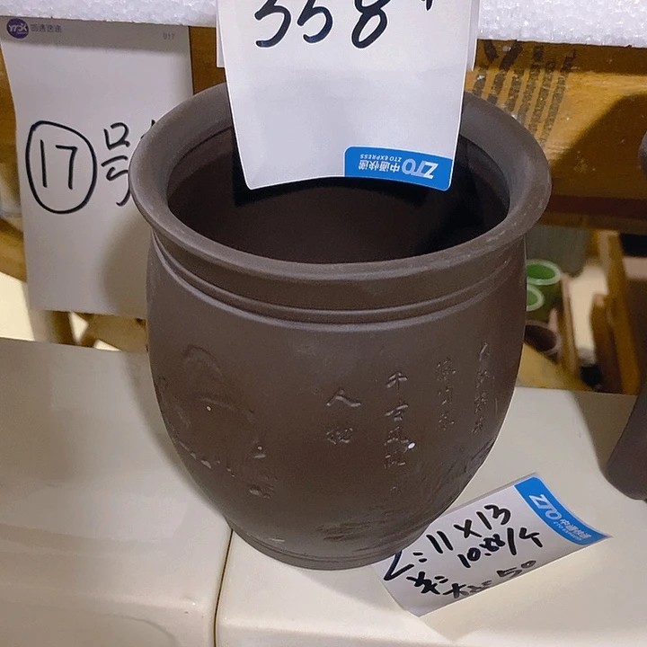 摆件多肉瑕疵盆有孔。