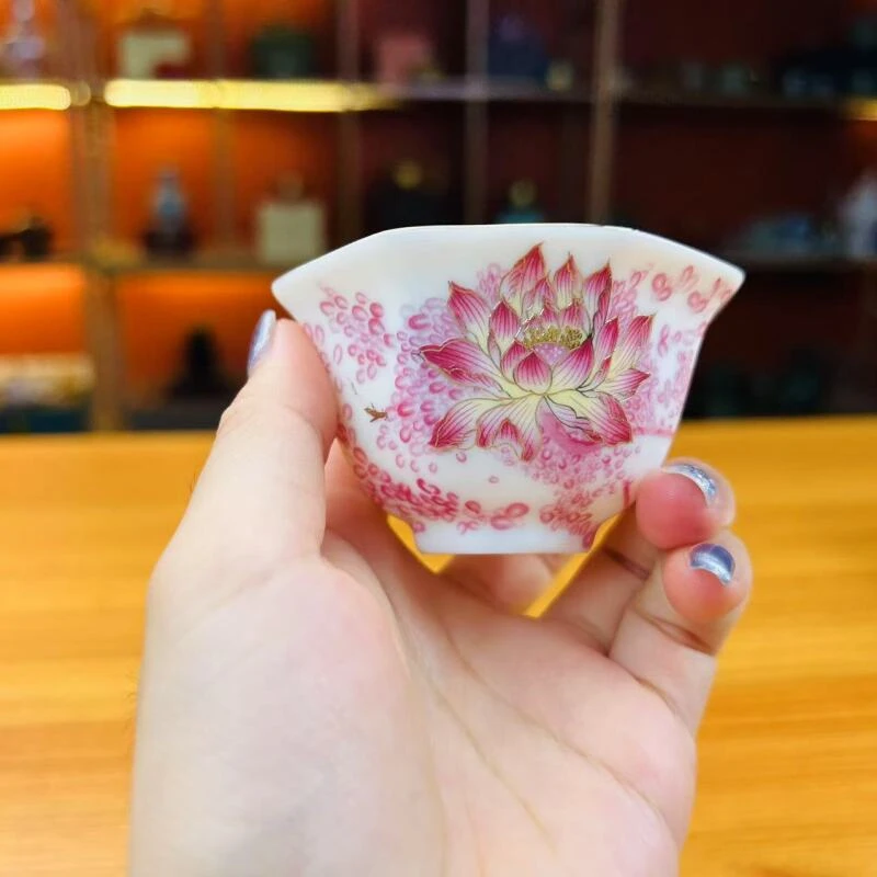 东瓷《鱼戏荷花》粉彩品鉴杯/容量30毫升