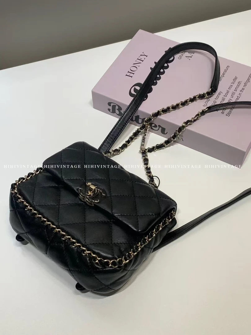 99新 Chanel/香奈儿 HIHI黑金珐琅扣滚边方胖子双肩包8454503JL
