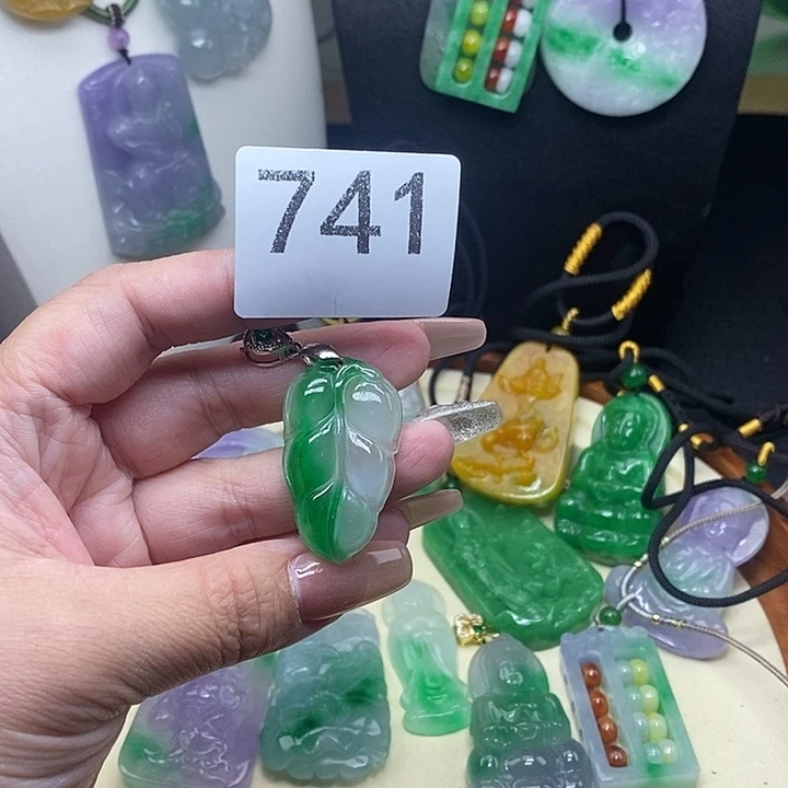 翡翠未镶嵌吊坠(赠链)