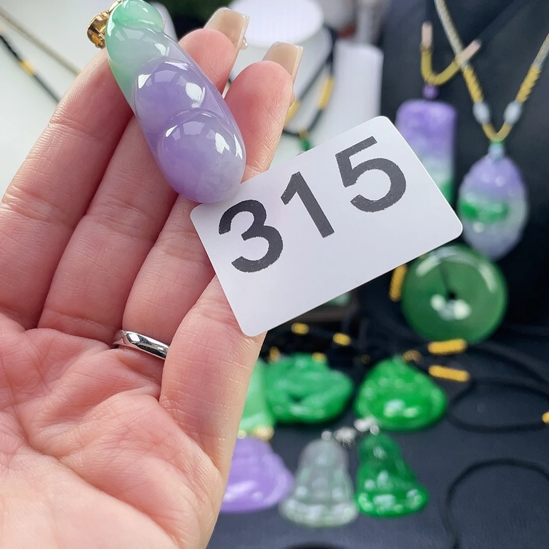 翡翠未镶嵌吊坠(赠链)