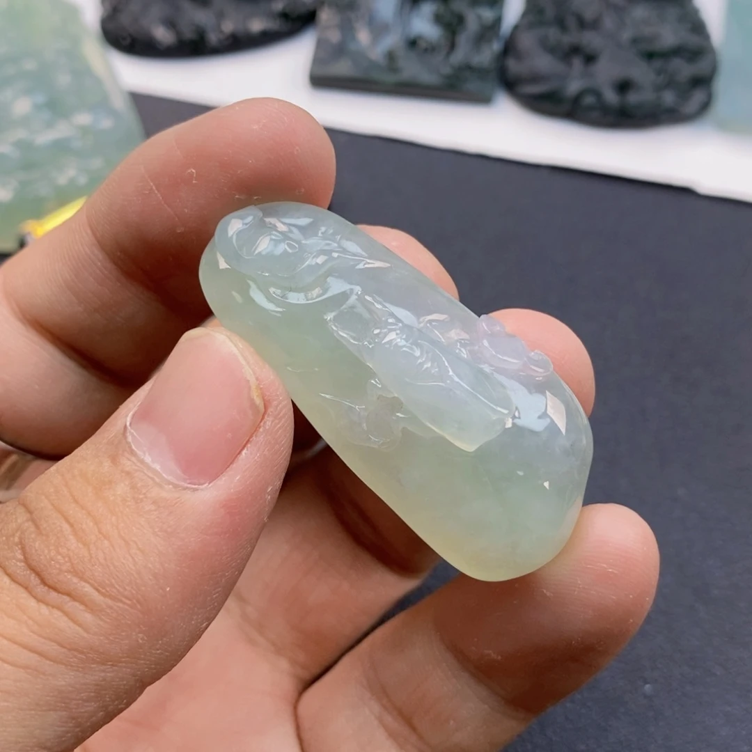 翡翠未镶嵌颈饰一鸣惊人