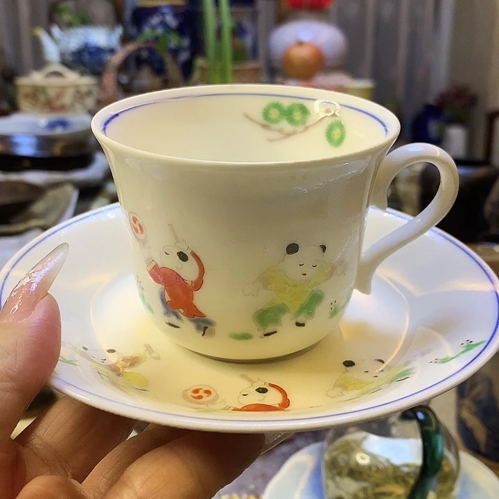 器物的色彩搭配起来很漂亮