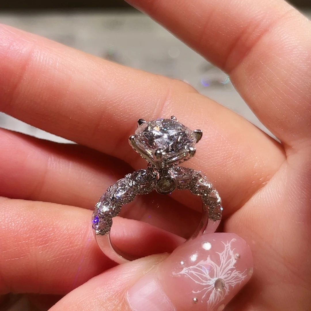 18K金镶嵌实验室培育钻石3.05克拉D-E/VVS，12