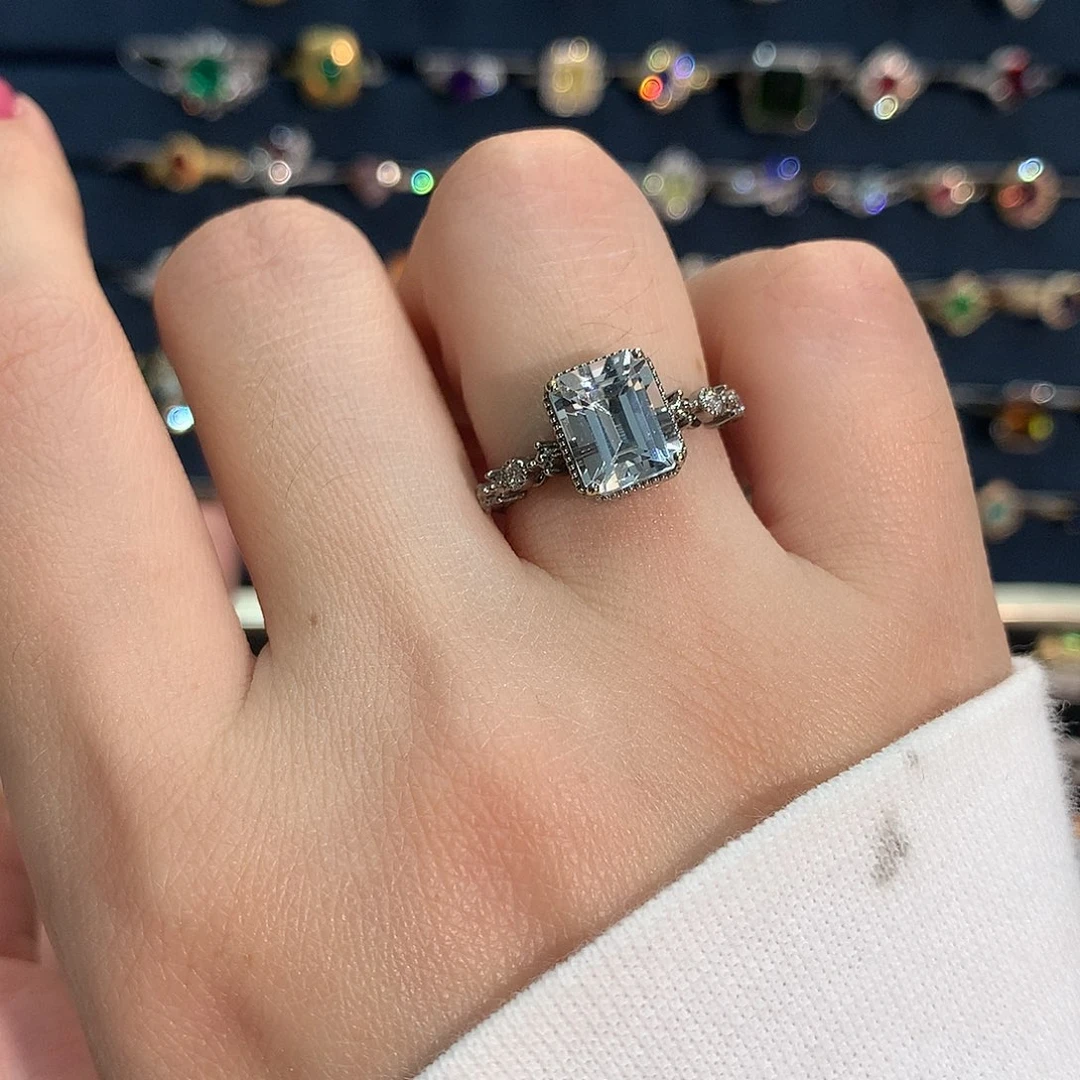 海蓝宝石戒指18K金镶嵌南****?