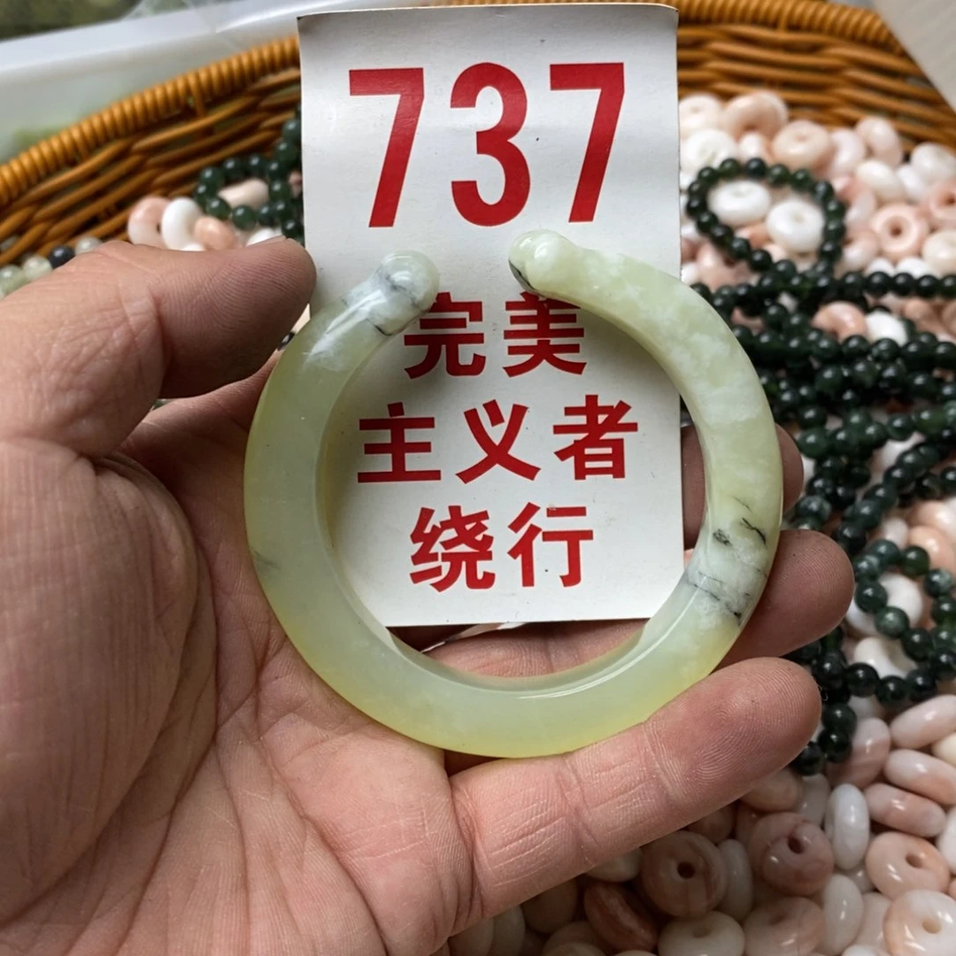 蛇纹石玉挂坠未镶嵌