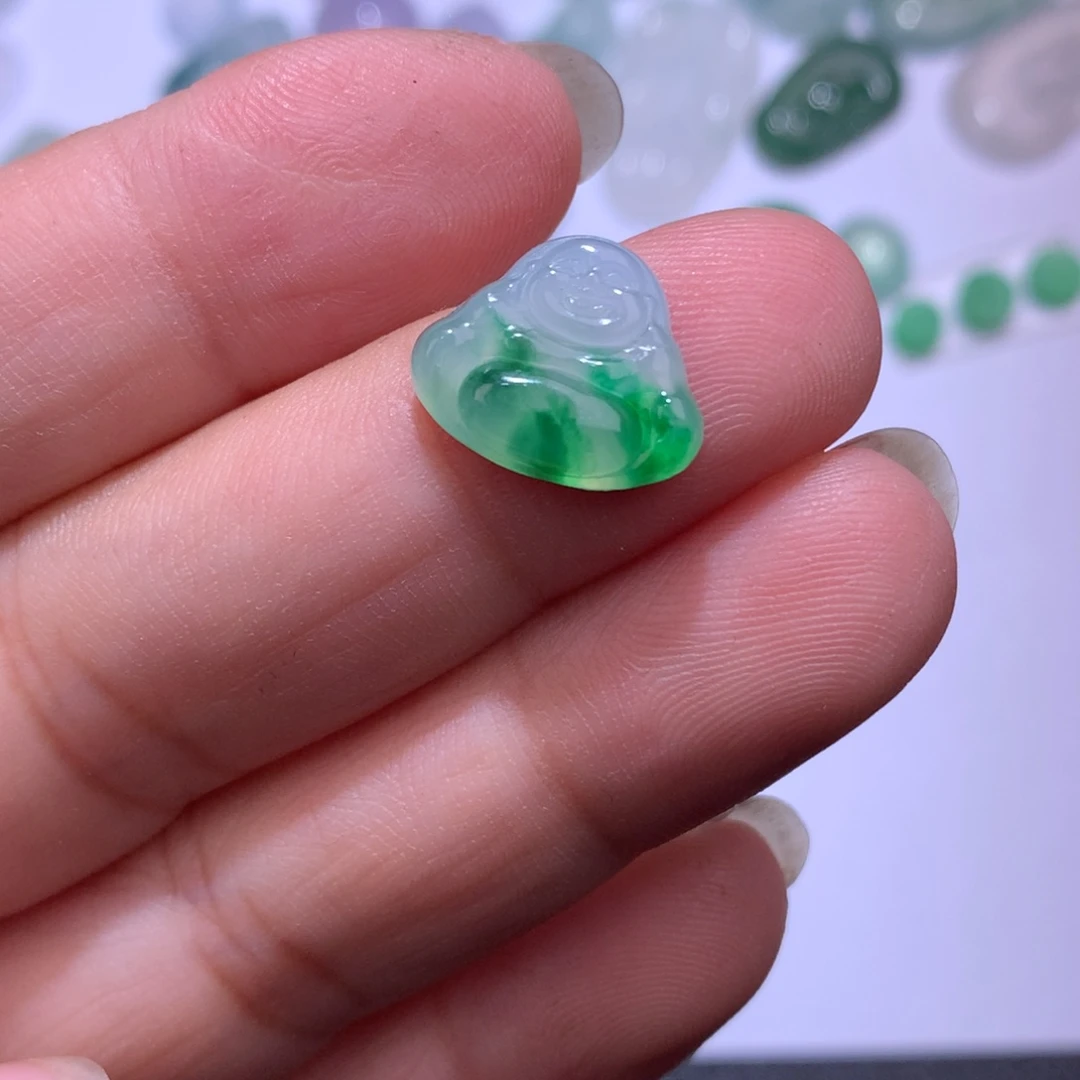 翡翠未镶嵌颈饰佛