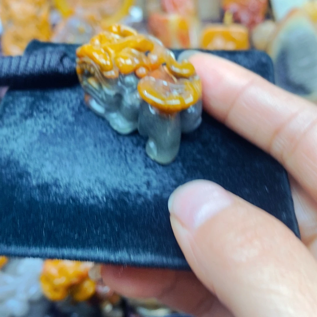 未镶嵌石英质玉（黄龙玉）颈饰
