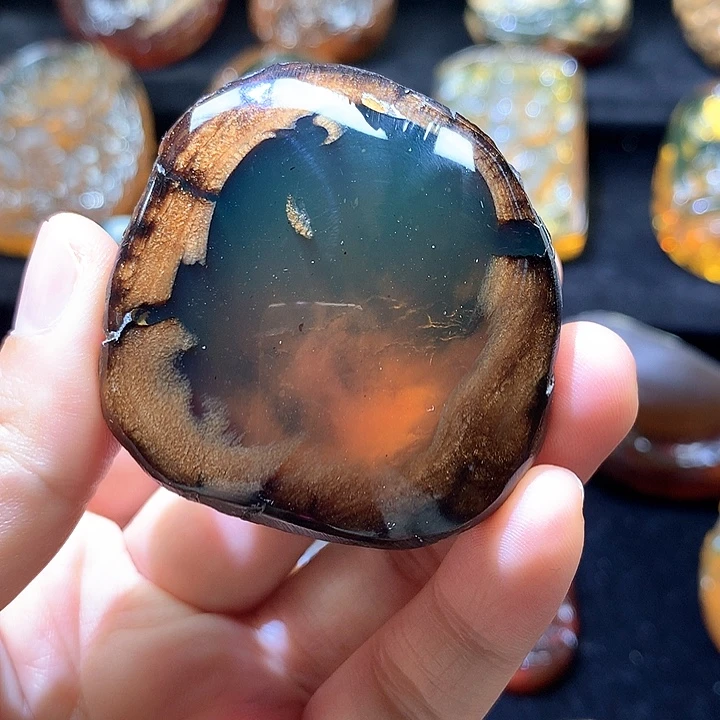 琥珀未镶嵌颈饰金底蛋黄溶洞吊坠原皮