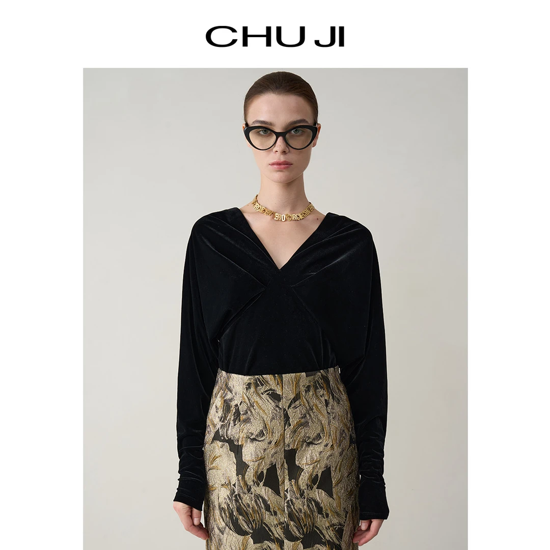 Chuji/出迹黑色V领丝绒长袖上衣冬新款简约高级感打底衫-D2Z1526T