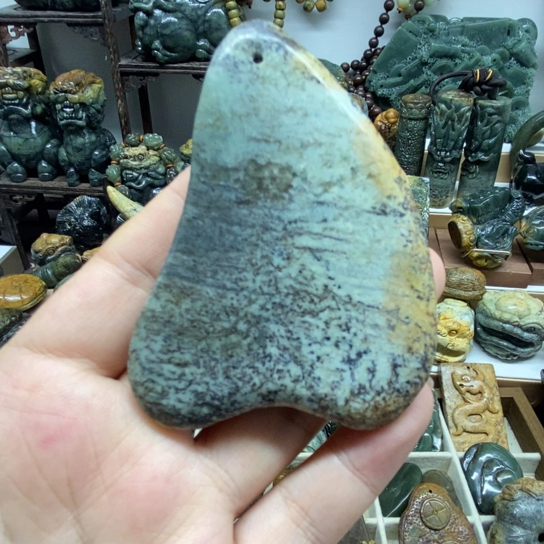 未镶嵌岫岩河磨玉（透闪石质玉）把件