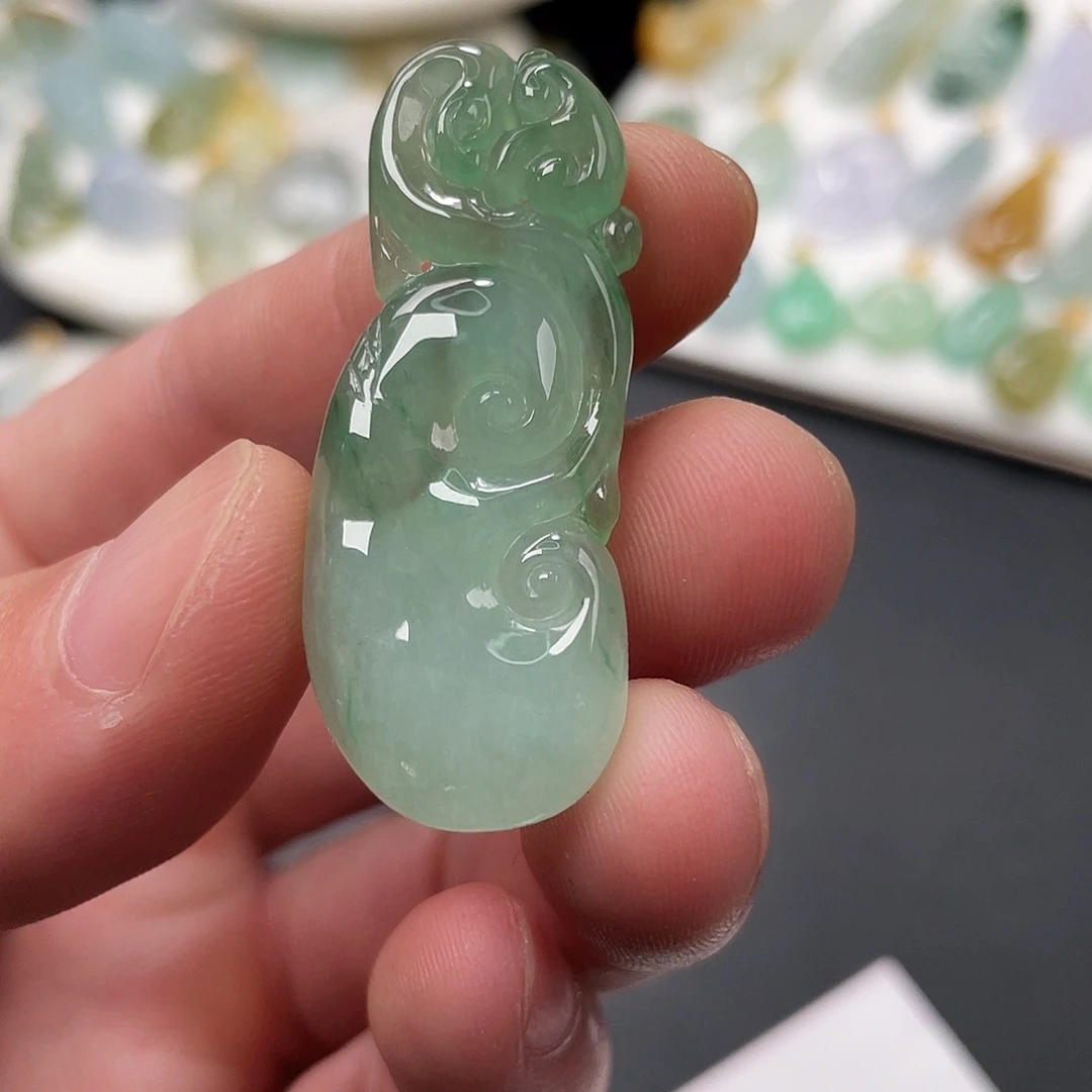 翡翠未镶嵌颈饰如意