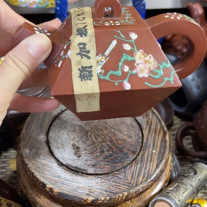 茶壶紫泥原矿泥料手工制作的一把紫砂壶。