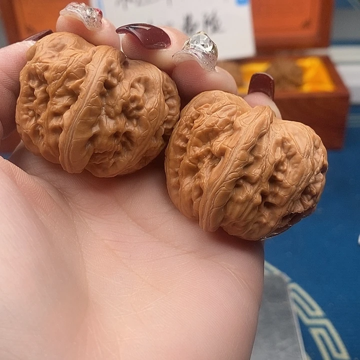 L***。文玩核桃吊坠41尺元宝一对