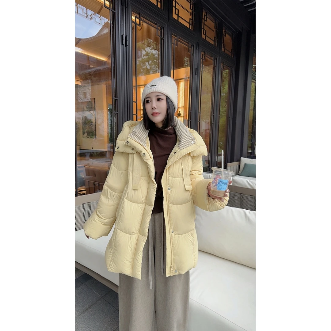 “柔光奶杏”2025冬装保暖时尚显瘦连帽90鸭绒羽绒服253108