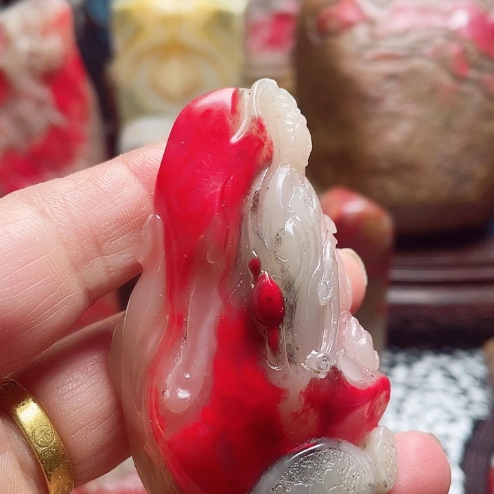 巴林鸡血石质地温润细腻柔软