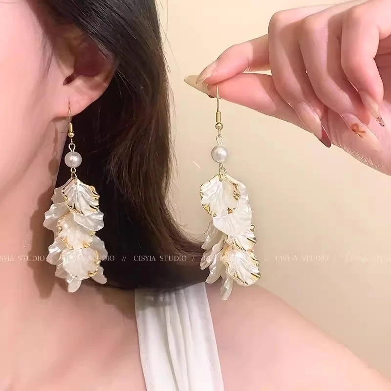 花瓣长款流苏耳环女珍珠感新款花朵耳饰法式温柔耳钉