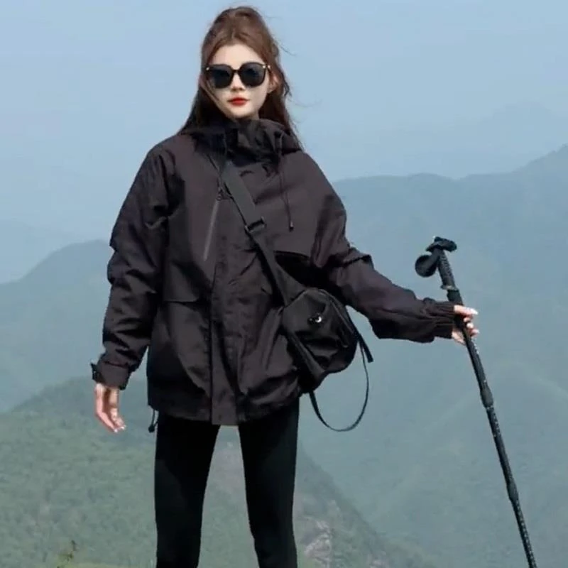 黑色冲锋衣女款2025春秋新款宽松连帽工装薄款外套休闲小个子上衣