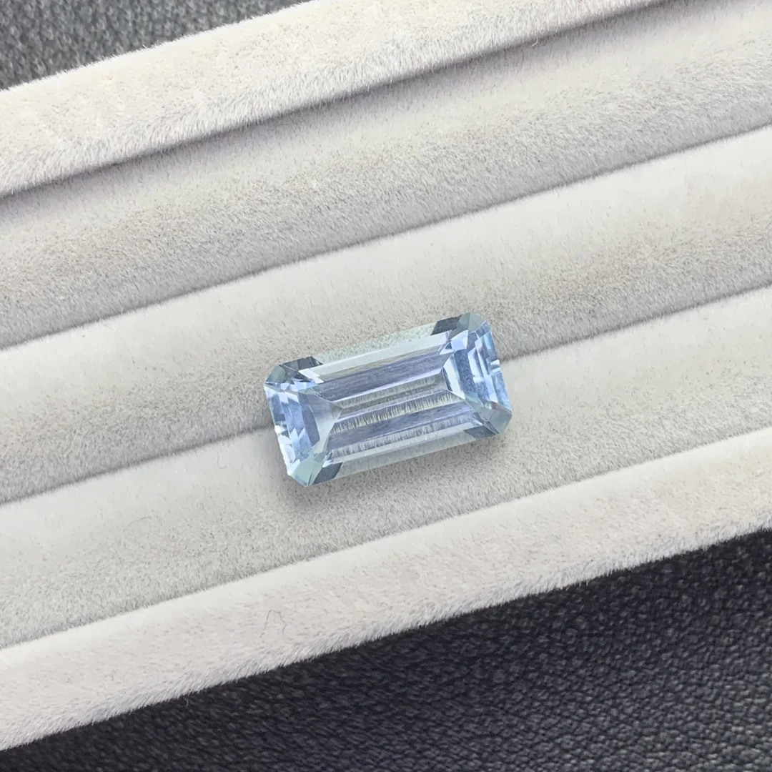 天然清新蔚蓝色海蓝宝裸石 肉眼全净玻璃体满火彩精切2.31ct璀璨