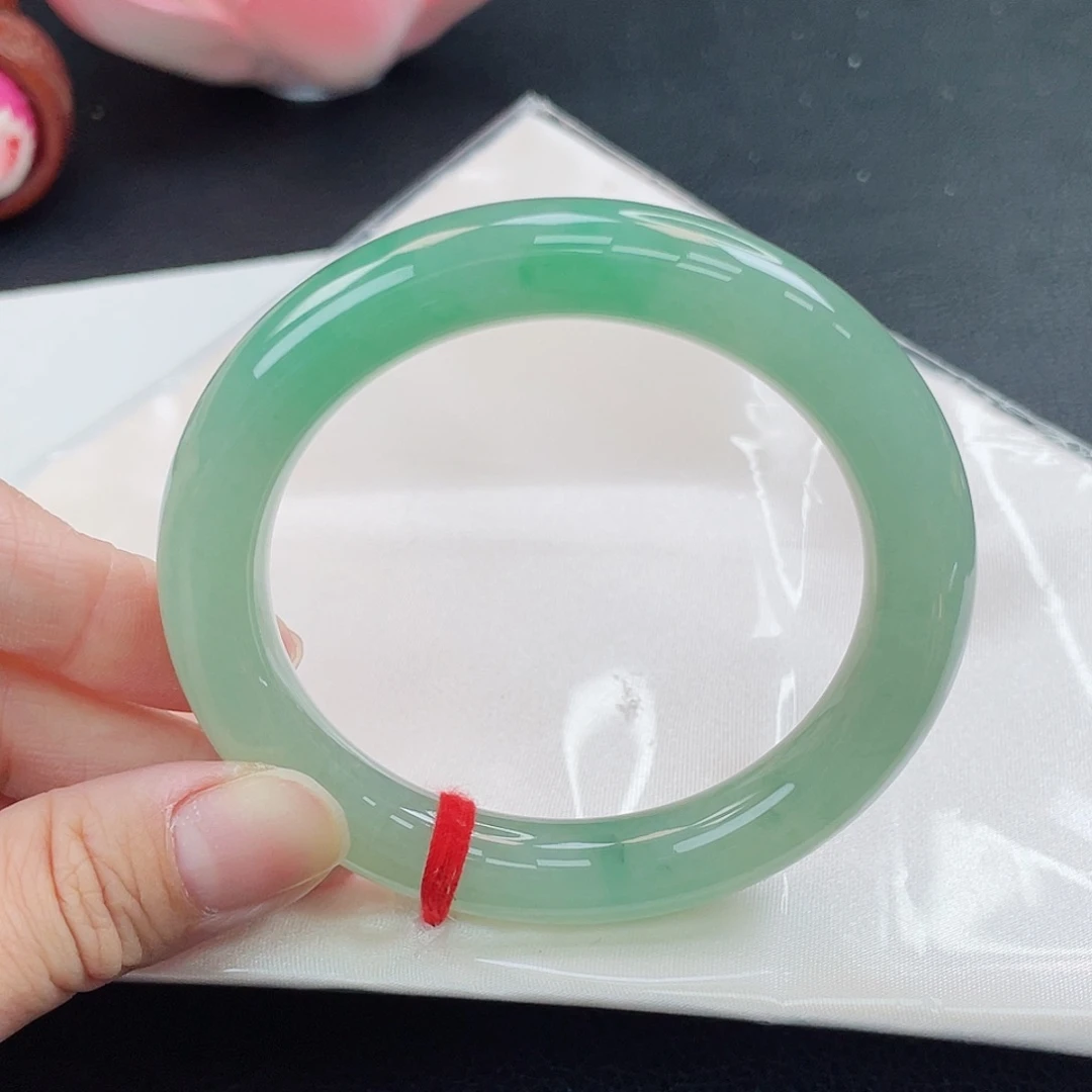 翡翠未镶嵌手镯辣绿色