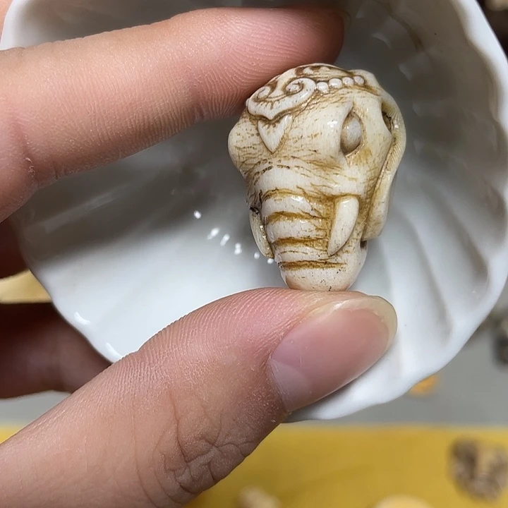 瓷片精致雕刻工艺精湛