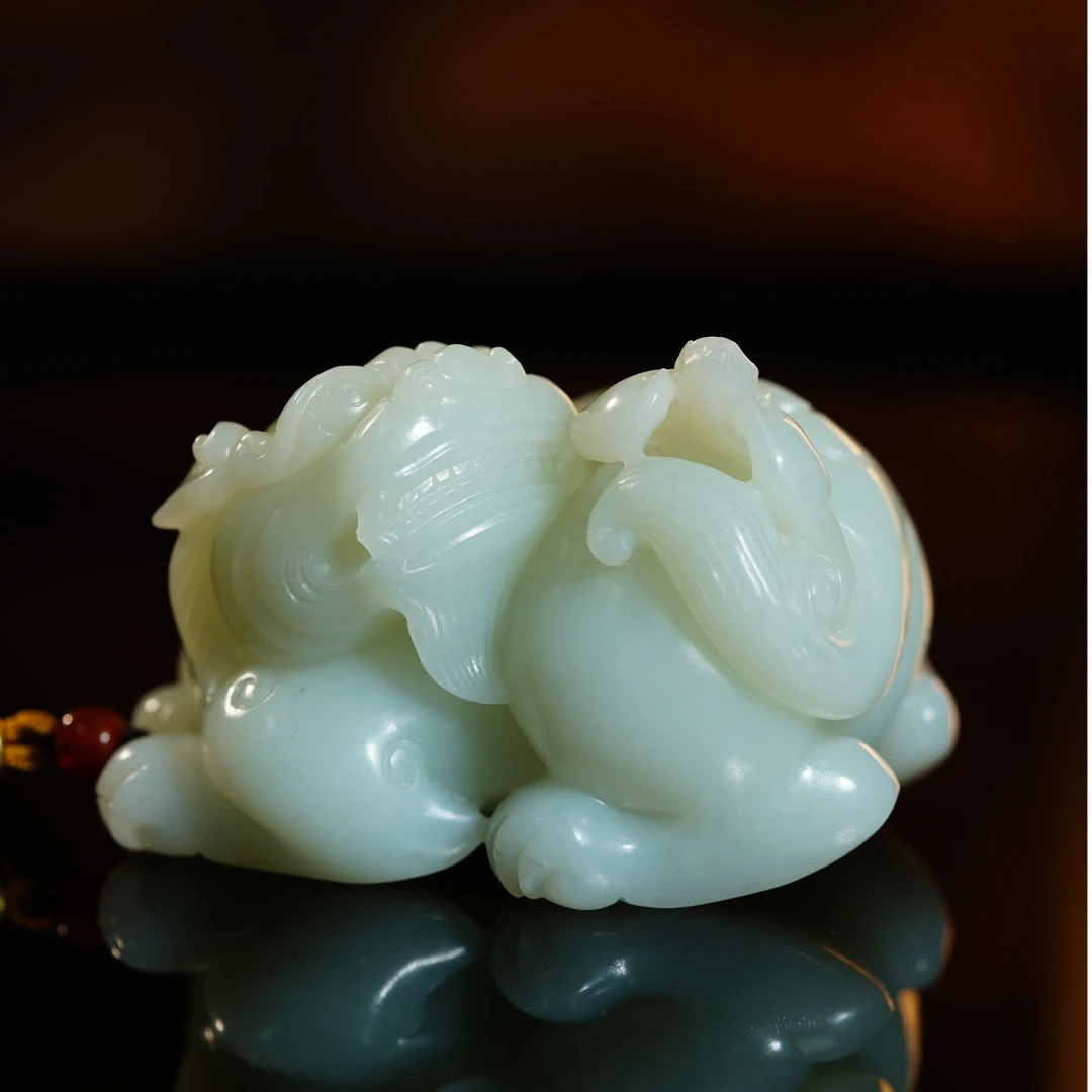 和田新疆青白玉瑞兽手把件 438.08g(带绳带签) L251027030