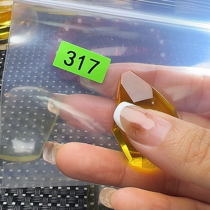 云***岭非金属精品女士吊坠