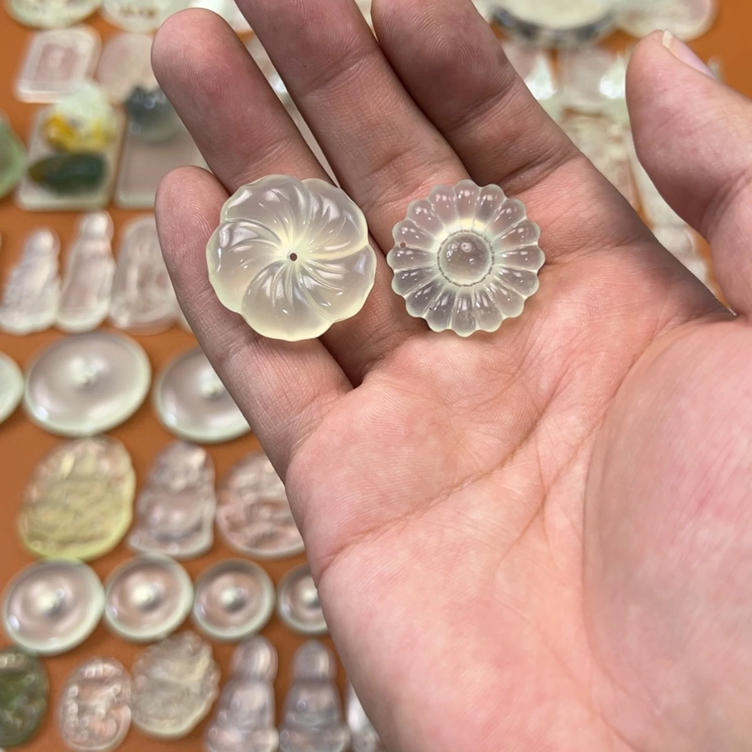 红***.蛇纹石玉未镶嵌颈饰