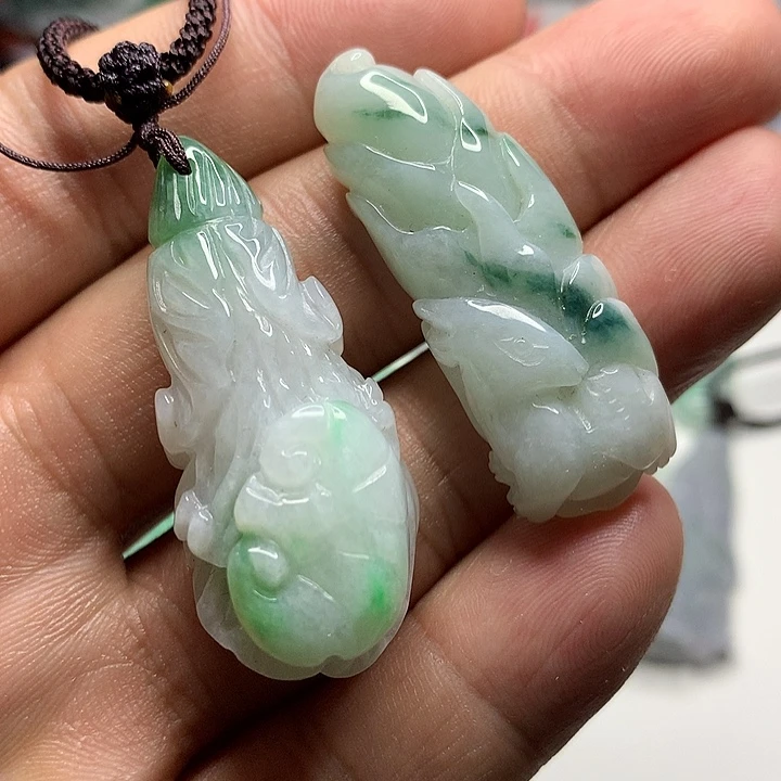 翡翠未镶嵌吊坠(赠链)