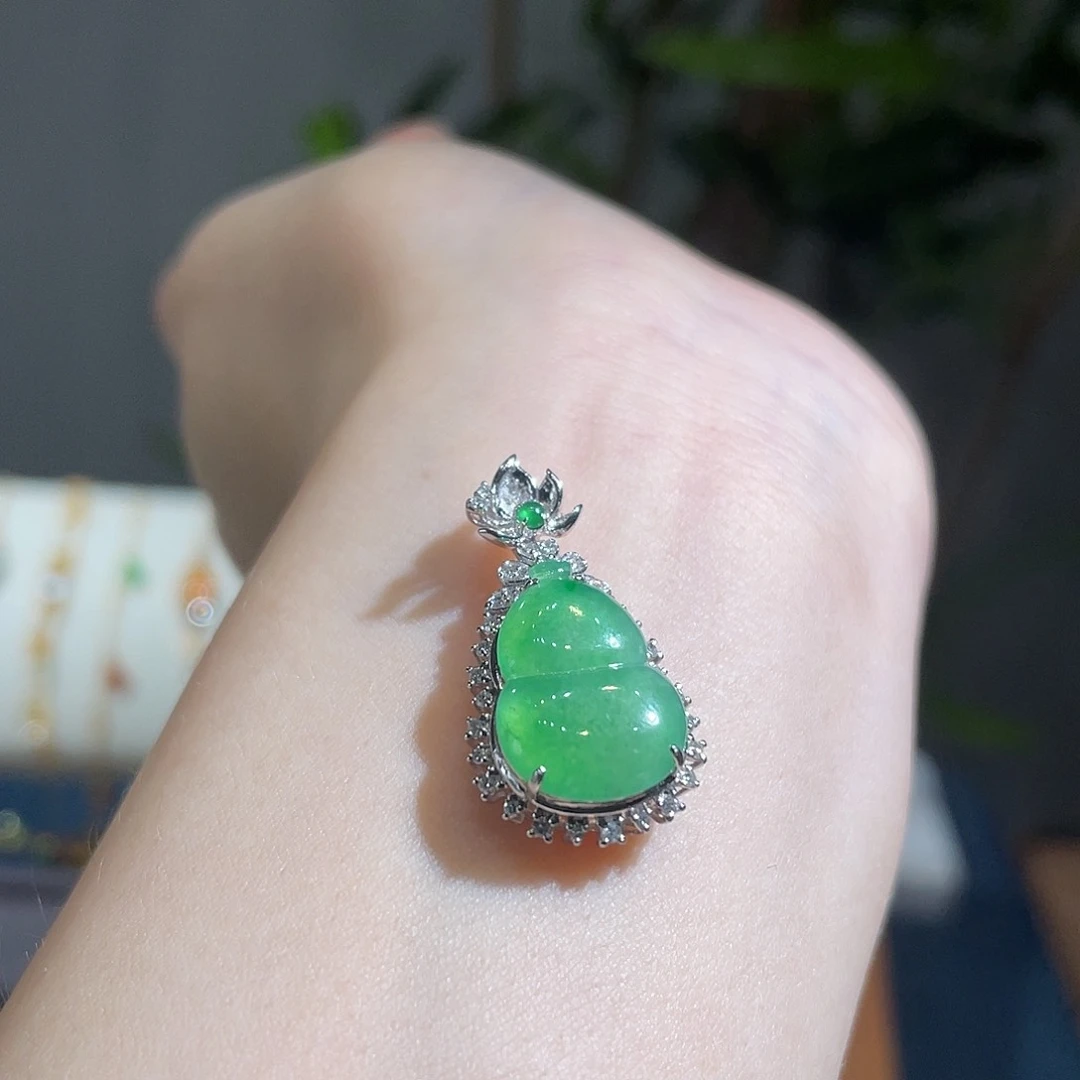 翡翠18K金镶嵌吊坠(不含链)冰阳绿葫芦