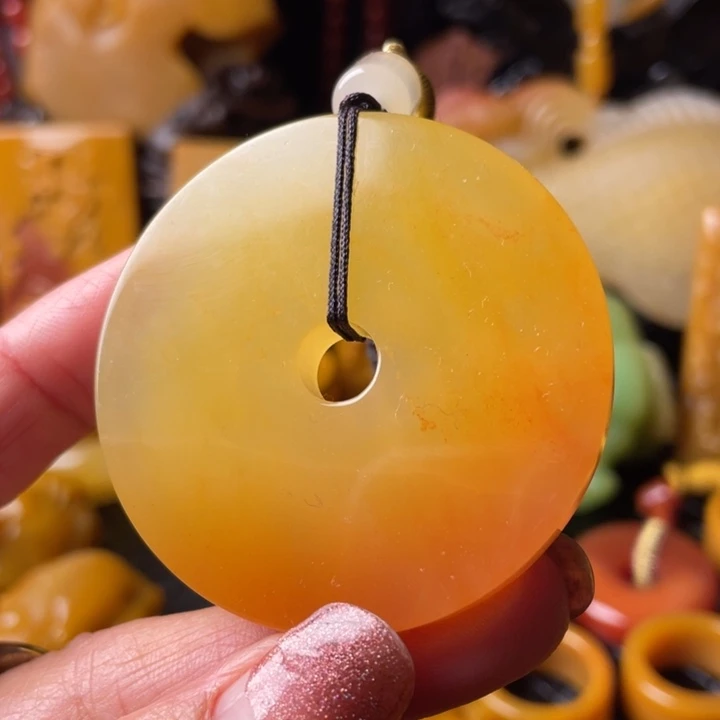 未镶嵌石英质玉（黄龙玉）颈饰