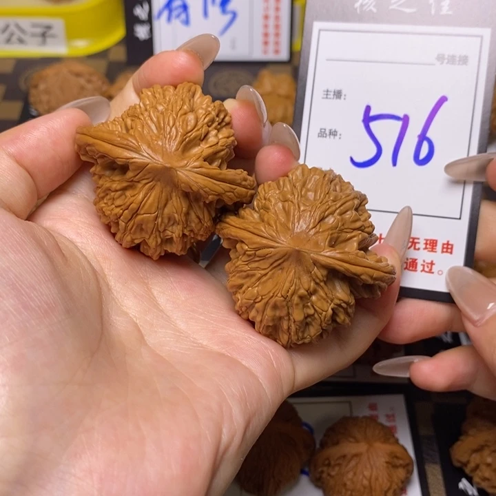 文玩核桃吊坠46虎头516