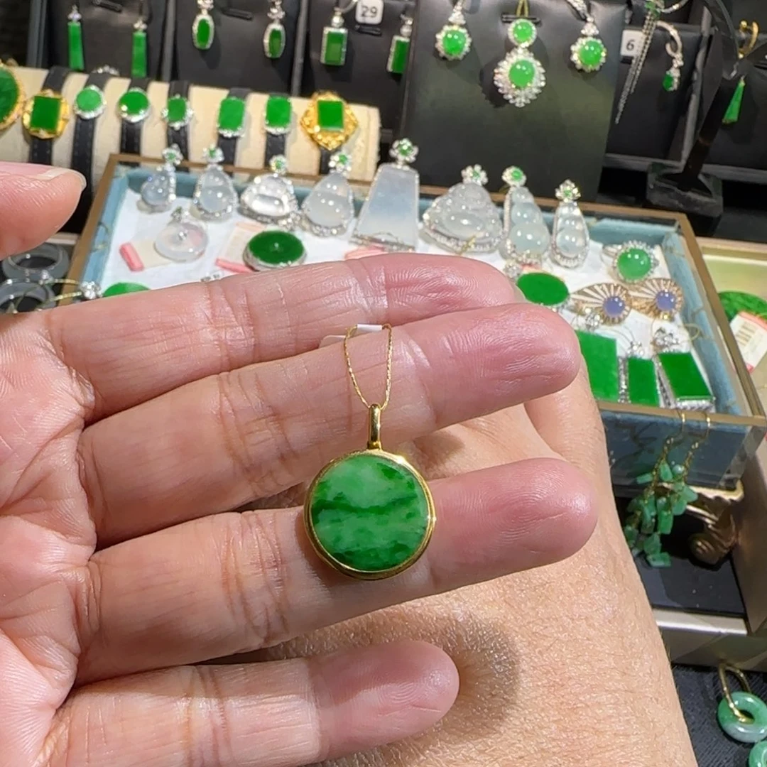 翡翠18K金镶嵌颈饰吊坠