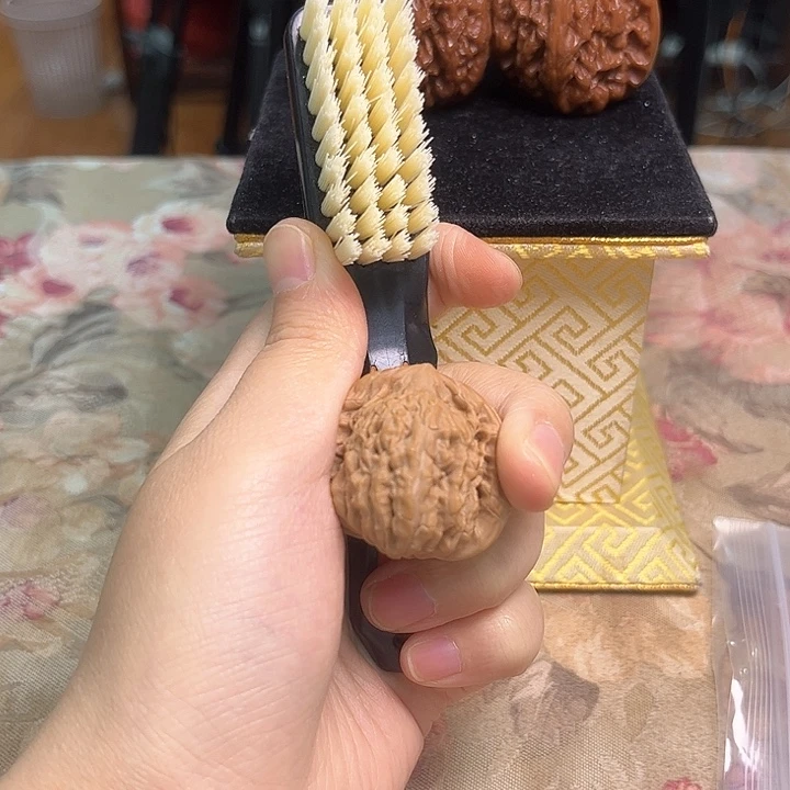 文玩核桃把件J**明一只核桃送把刷子