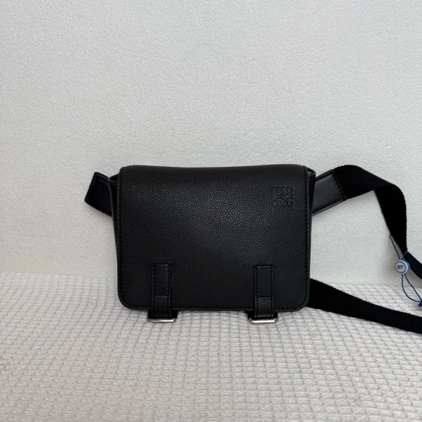 99新 LOEWE/罗意威 98新/5455男士时尚百搭黑色全皮胸包