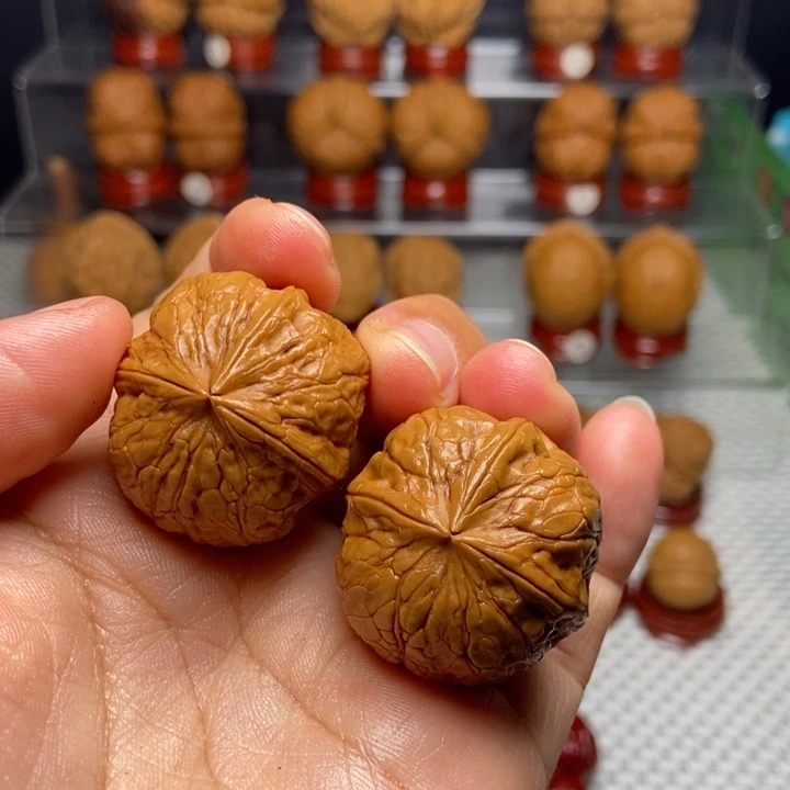 文玩核桃把件聚宝三棱13