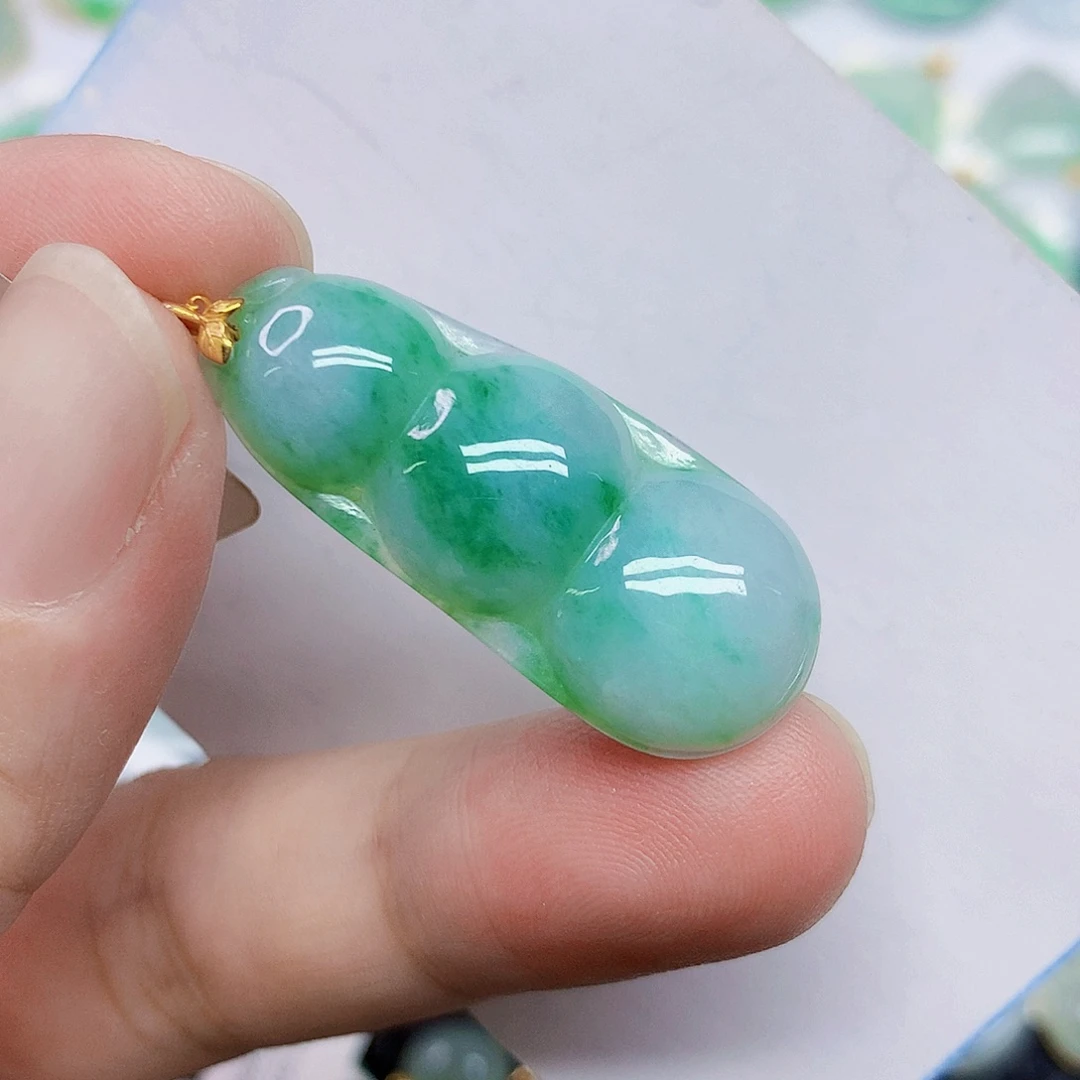 颈饰18K金镶嵌翡翠豆子