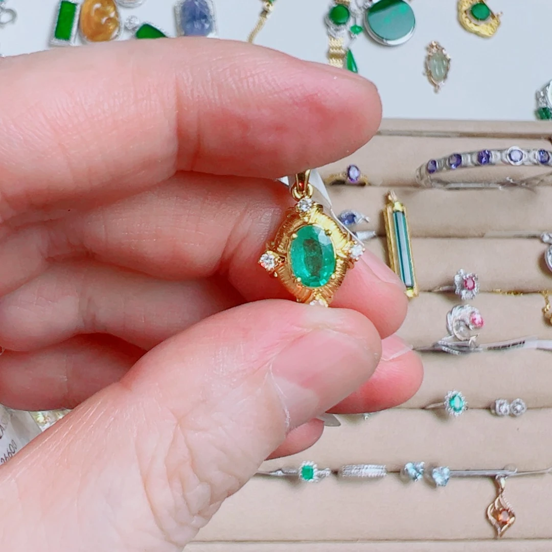 18K金镶嵌颈饰祖母绿