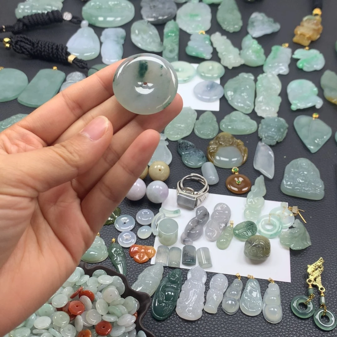 翡翠颈饰未镶嵌平安扣