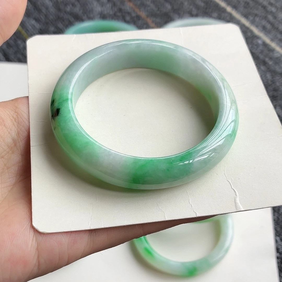 翡翠手镯未镶嵌飘绿正圈55