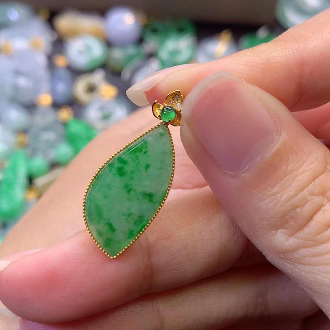 【闪购商品】吊坠(赠链)18K金镶嵌翡翠